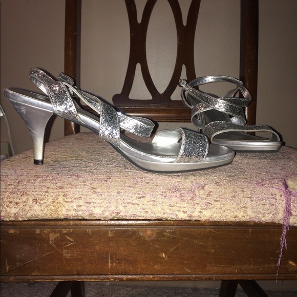 🌟Silver Sparkly Heels - Picture 7 of 7